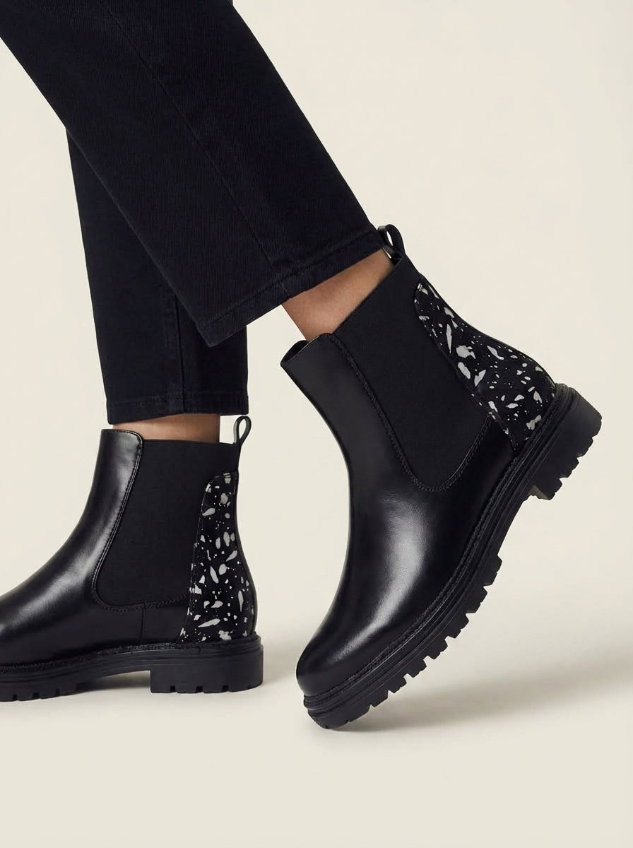 Botas Chelsea Negras - Detalle Oscuro