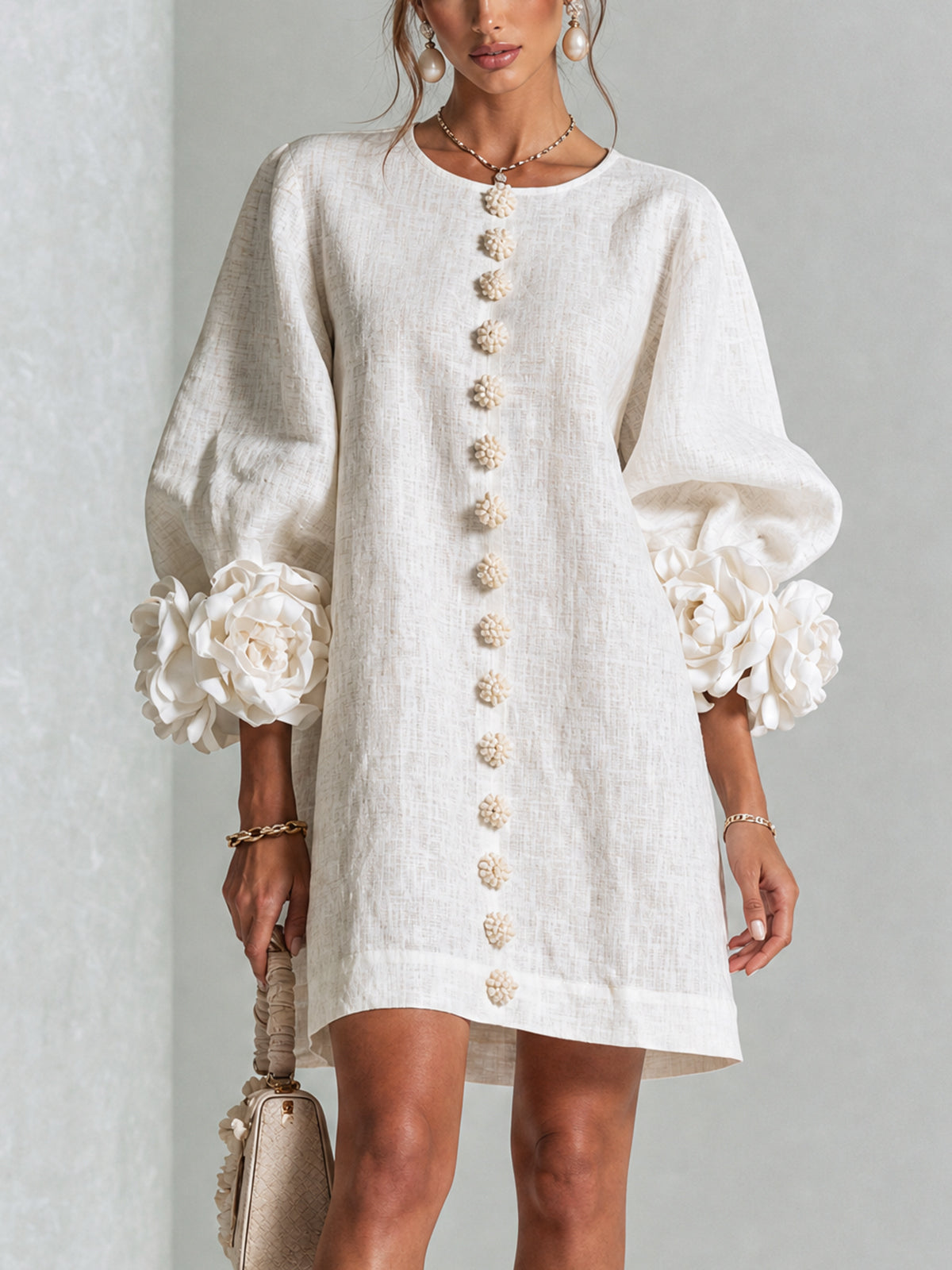 Itziar | Vestido Corto Abotonado con Puños de Flores
