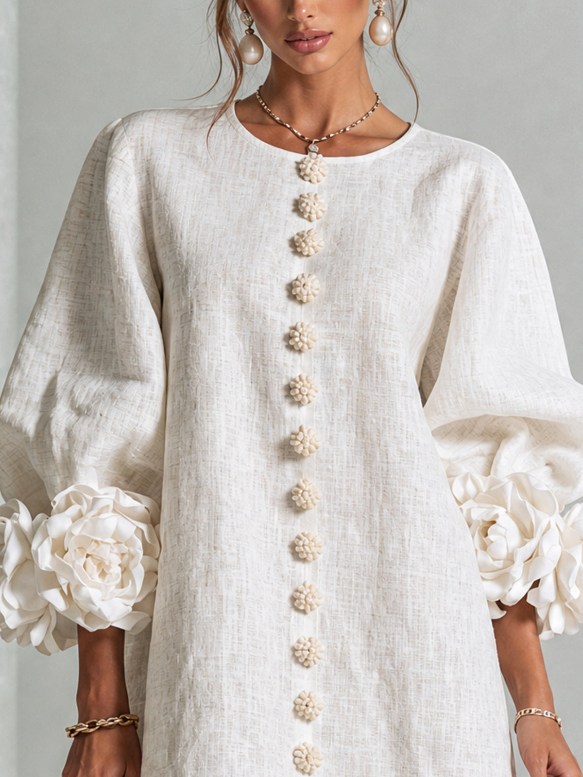 Itziar | Vestido Corto Abotonado con Puños de Flores