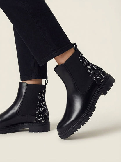 Botas Chelsea Negras - Detalle Oscuro